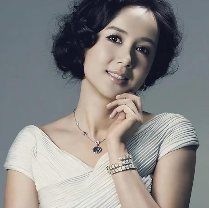 2003年，导演顾长卫与张静初传出绯闻，妻子蒋雯丽抱着一岁的儿子冲到片场，当众给