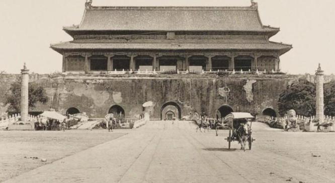 1969 年末，中央打算拆掉天安门广场再重新建设，然而在施工的时候，工人们在旧天