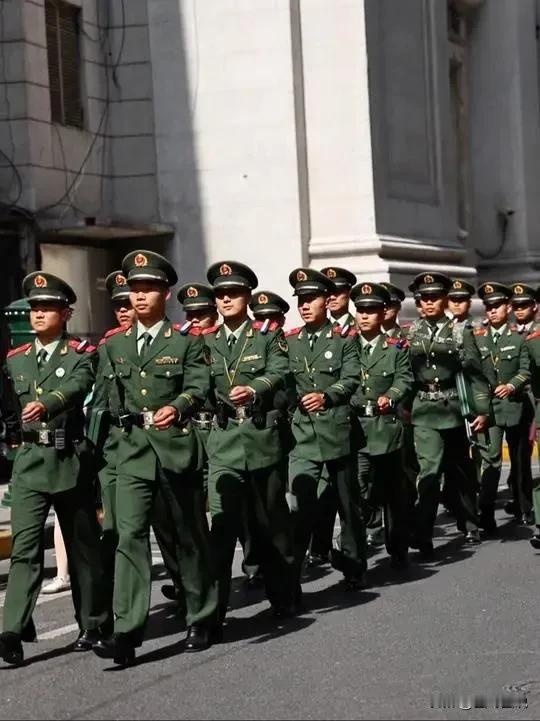 当年，有多少小伙伴是因为武警这身帅气的制服，和武装警察这么高大上的名字而选择了武