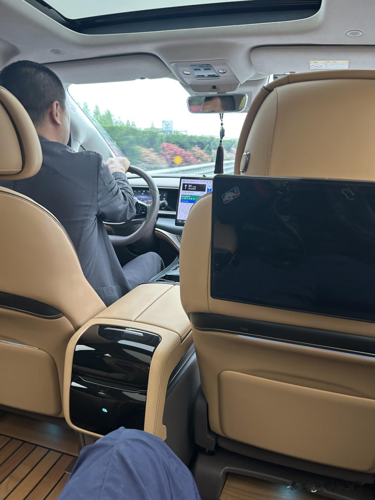 司机给公司唯一一辆车加满了油，老板却责备道：“我改视频会议了，不用加这么满。”随