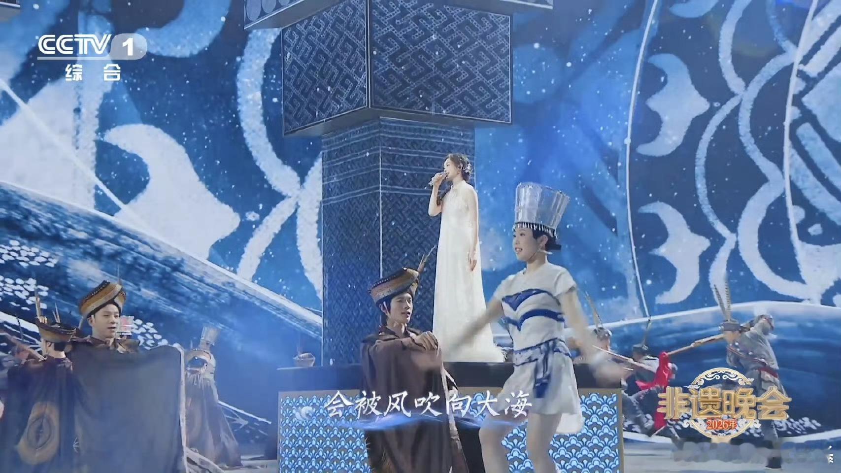 五颜六色在贵州有了实感宋轶带你解锁非遗换装魔法宋轶在非遗晚会上换上多套民族服饰，