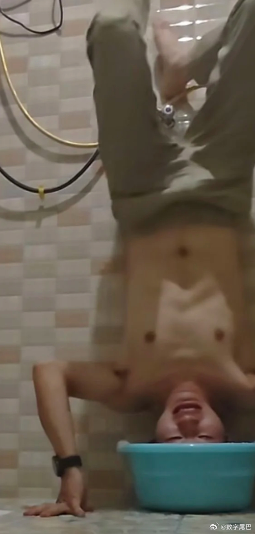 笑拉了  酷安网友笃定今年 iPhone 17e 有灵动岛不然倒立洗头，结果 i