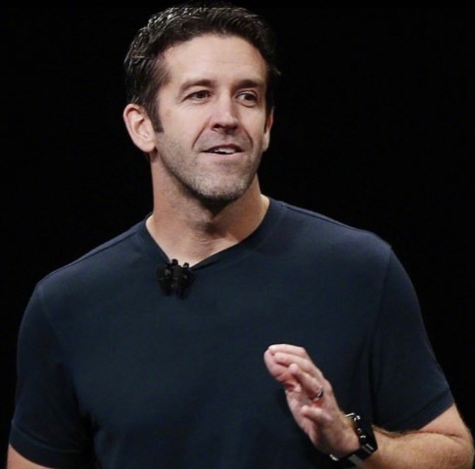 马斯克校友特努斯接掌苹果，说明苹果在经历库克时代大力吹泡泡之后，要沉下来夯实内功