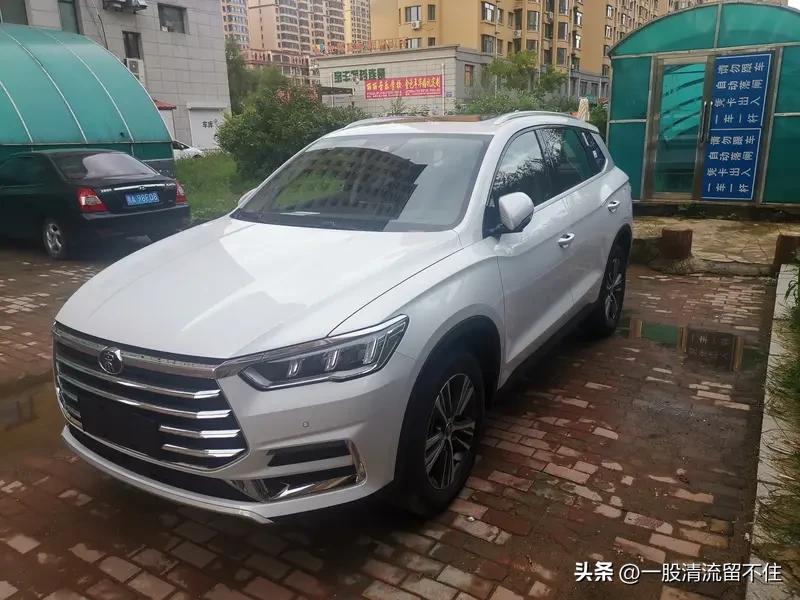 智能化层面，车机芯片升级为D100，系统交互流畅度提升，高配版本搭载激光雷达，支