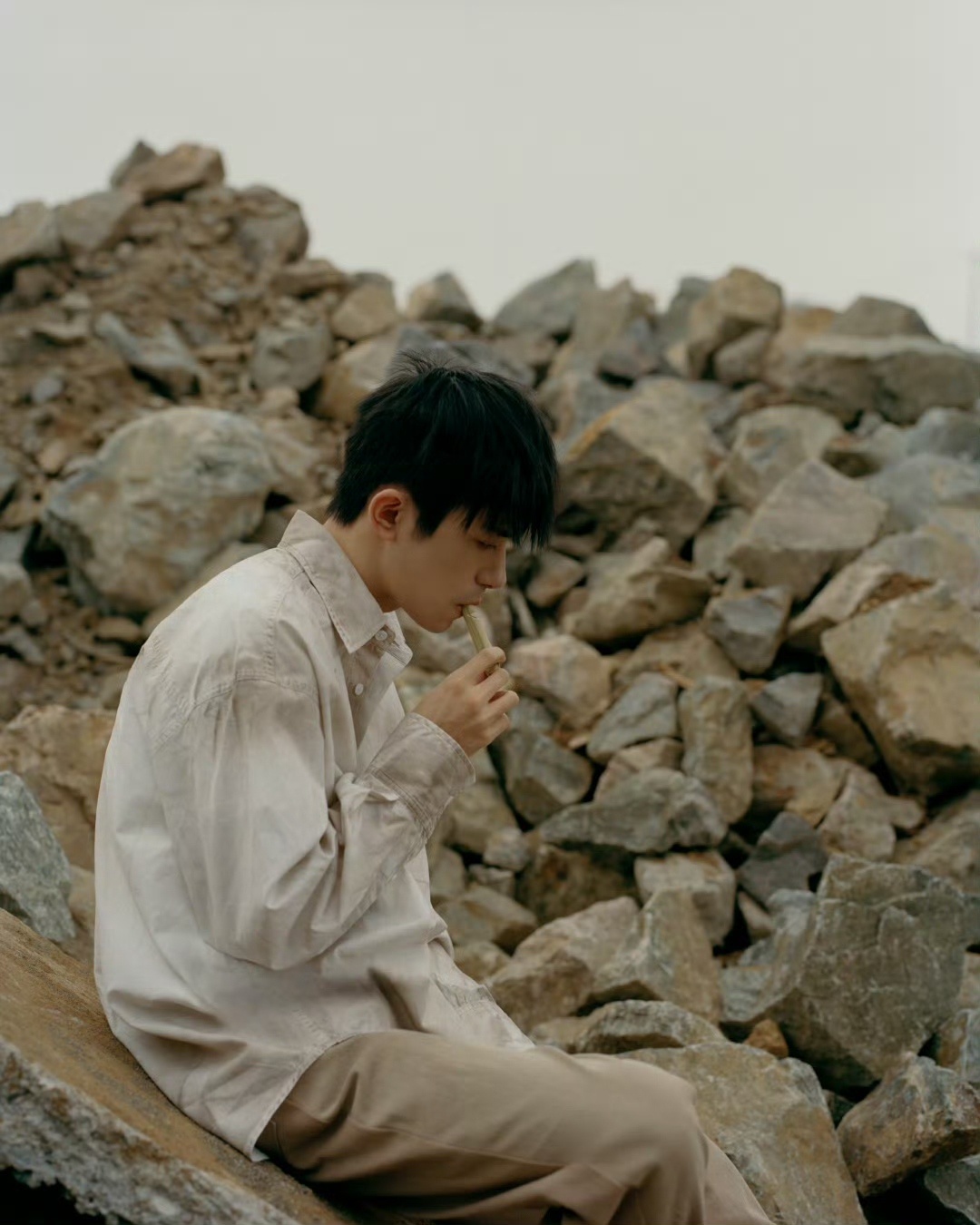 易烊千玺的全新EP《楔石》，是那种让人能安静下来的作品，不是因为它足够“热”，而