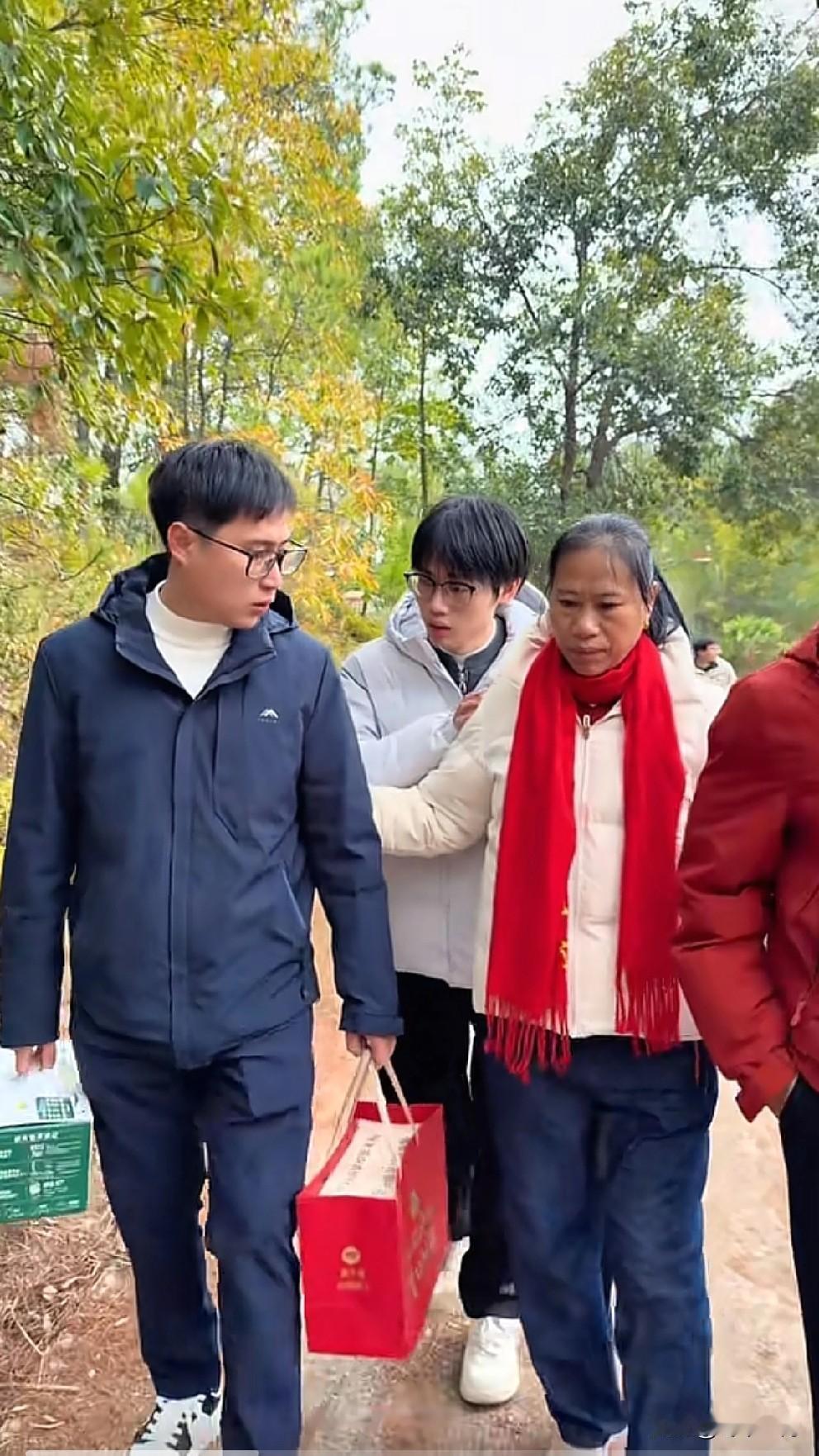 30年来，梁志辉第一次上真正的亲戚家来拜年。姑姑的相貌和梁志辉爸爸一个样，这一家