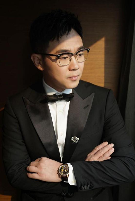 导演，大鹏，毕业之后，去了搜狐工作，实习工资八百块，大鹏回忆说，半年之后，其他人