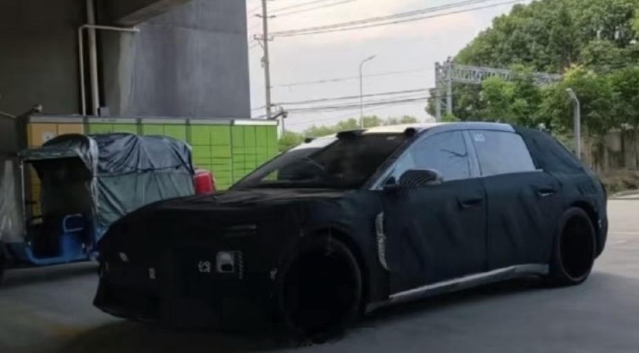 蔚来新旅行车伪装车曝光 蔚来为什么还要做旅行车？ 这两天蔚来一台重度伪装的旅行车