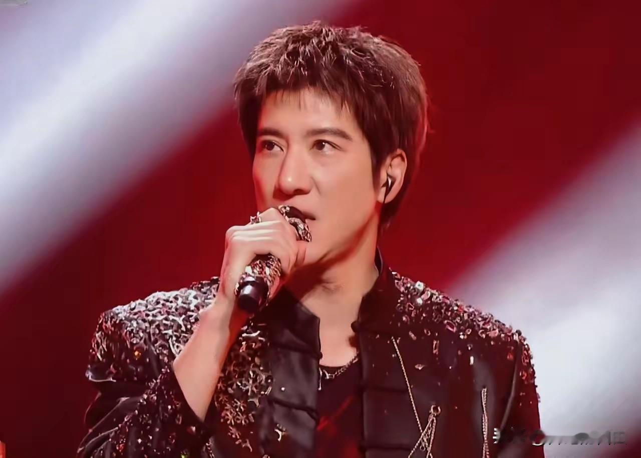不出意外，
意外还是发生了，
“湾区升明月”晚会上，王力宏演唱《盖世英雄》时，耳