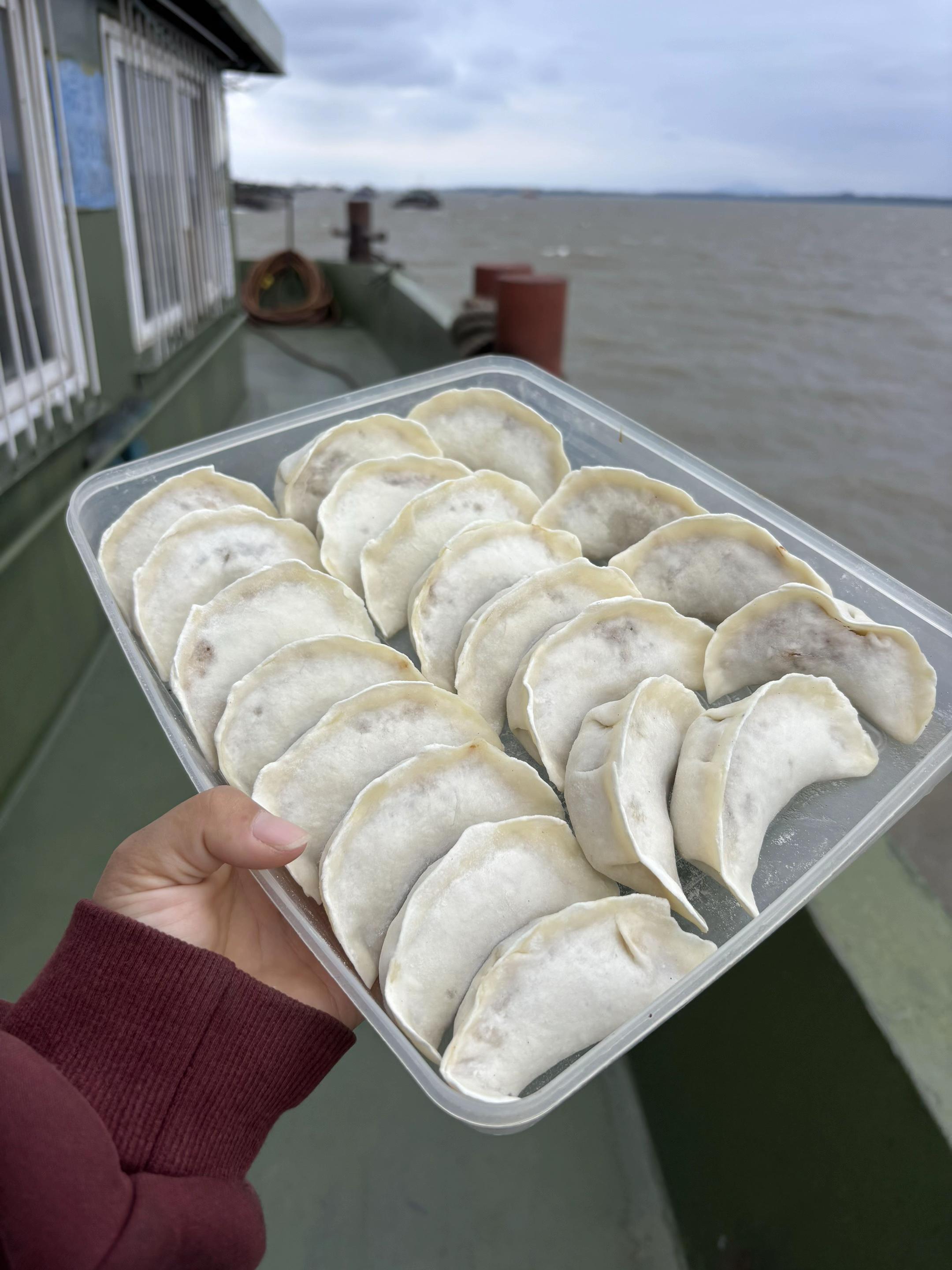 昨晚那么大的风，用了两个多小时帮朋友船脱浅，双方缆绳都断了，早上走的时...