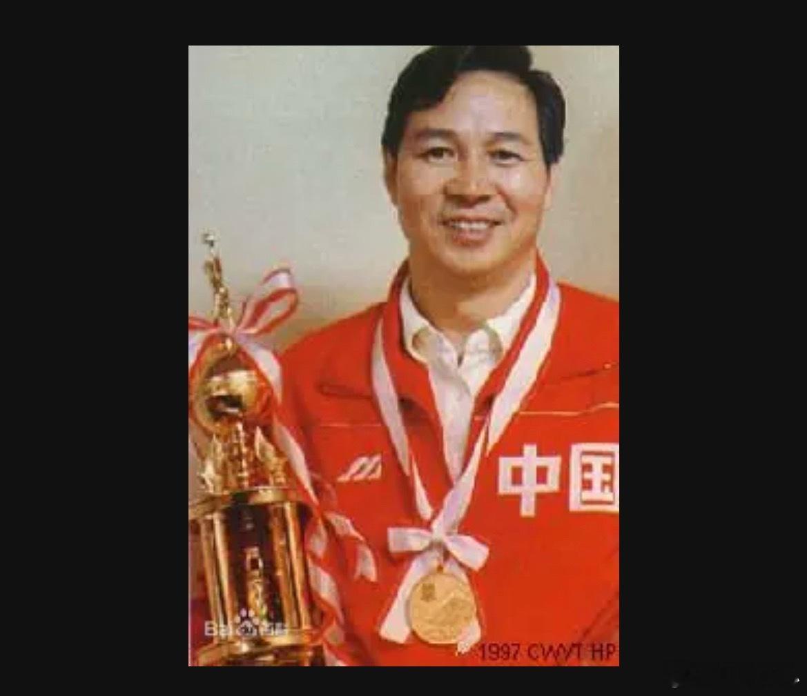 郎平与女排功勋主帅再聚邓若曾教练在女排五连冠时期任中国国家女子排球队教练，协助袁