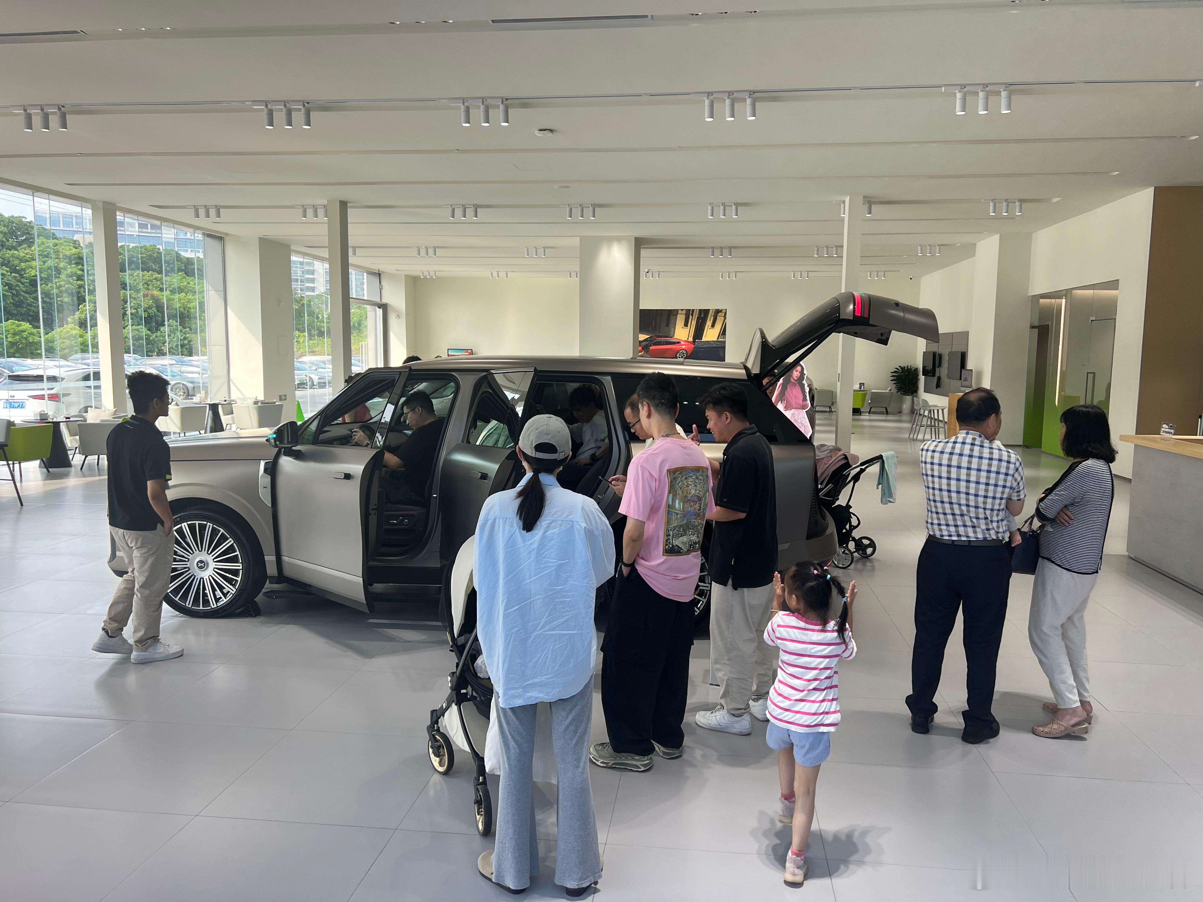 小鹏GX技术发布会刚过的第一个周末，全国门店就迎来了大批家庭用户集中到店品鉴，说