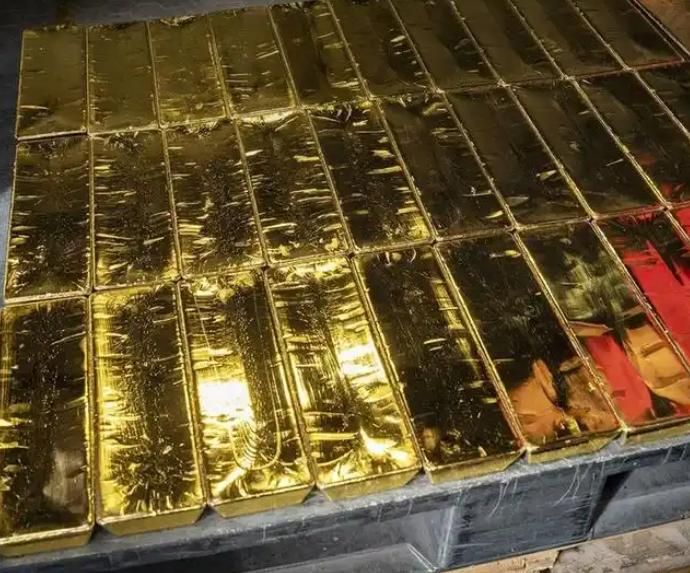 特朗普这回是真的赢麻了，委内瑞拉的黄金正源源不断运往美国。可谁能想到，这满载财富