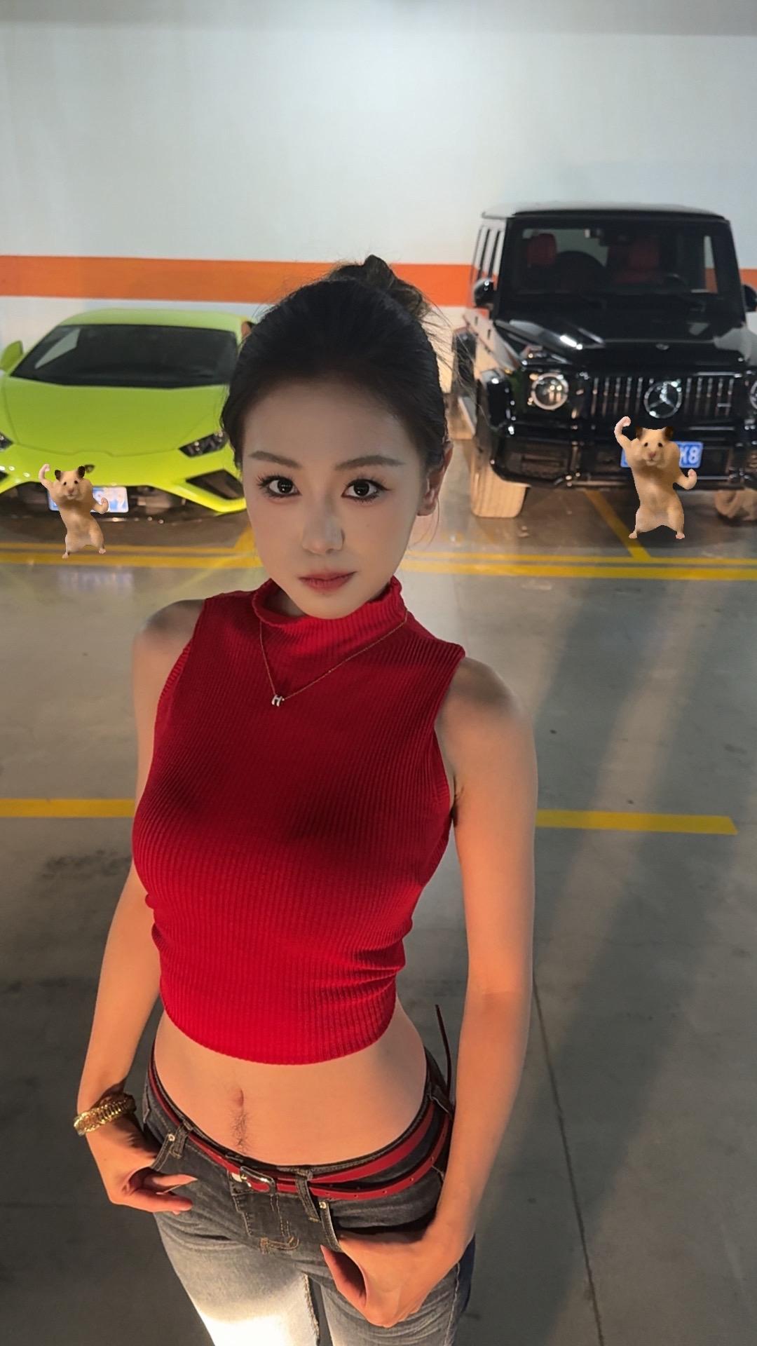 辣妹红色穿搭 停车场look 牛仔裤 街拍车库