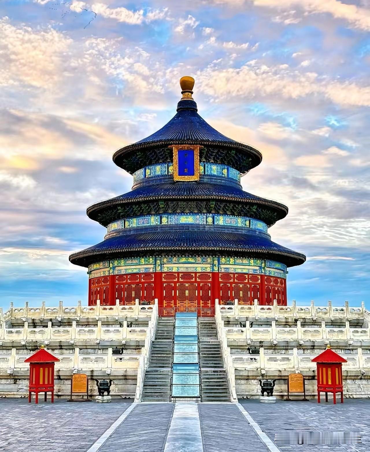 天坛赋

夫天坛者，皇天之灵枢，华夏之明堂也。肇于永乐之年，兴于中轴之阳，载六百