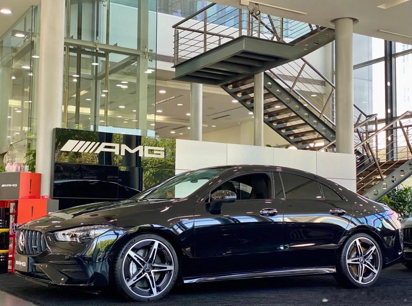 梅赛德斯-AMG CLA35 4MATIC宇宙黑/黑内北极白/红内宇宙黑/红内含