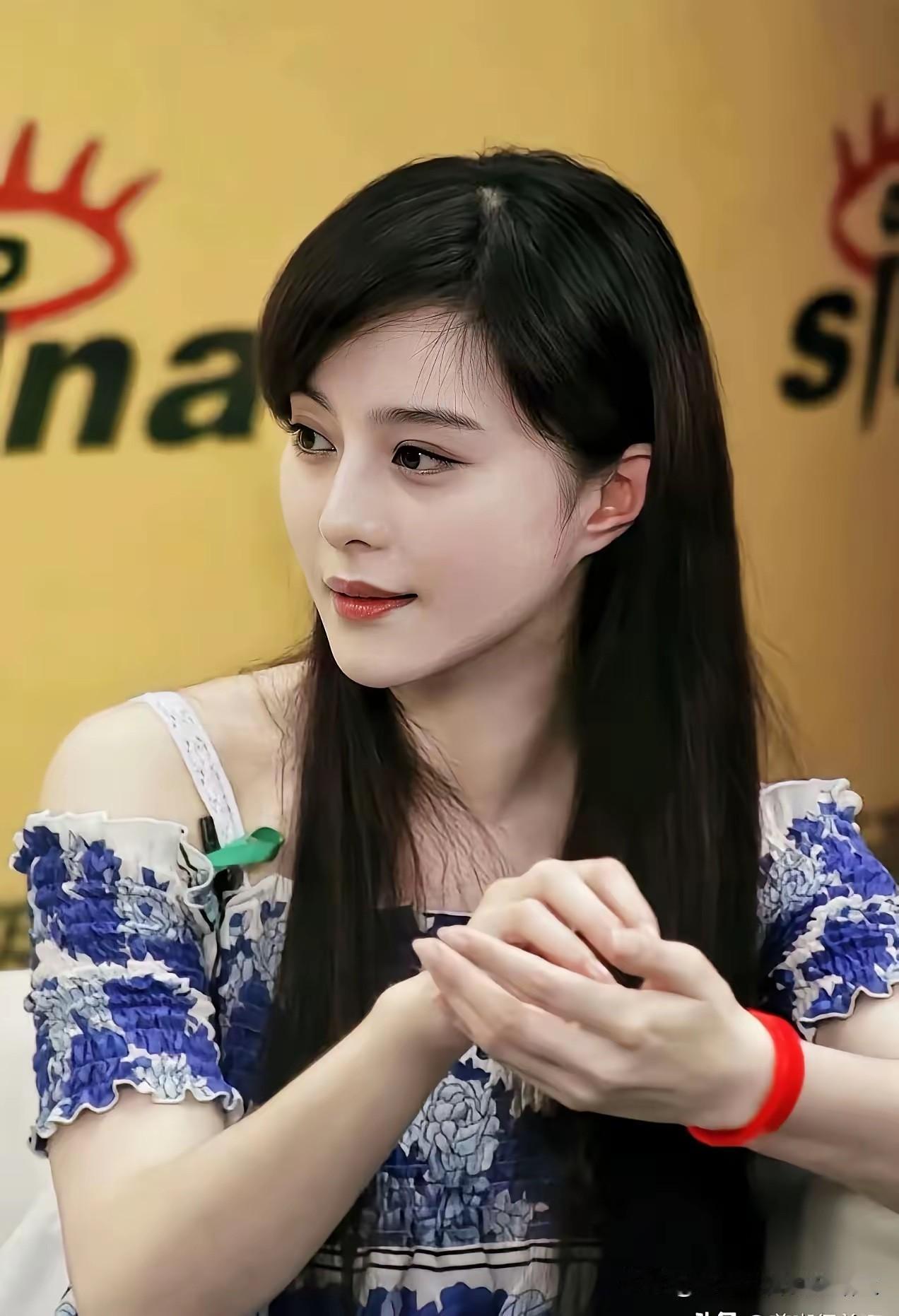 老天真的好眷顾她
长得这么标准，
让男人眼馋，让女人嫉妒
好看的不要不要的，我就