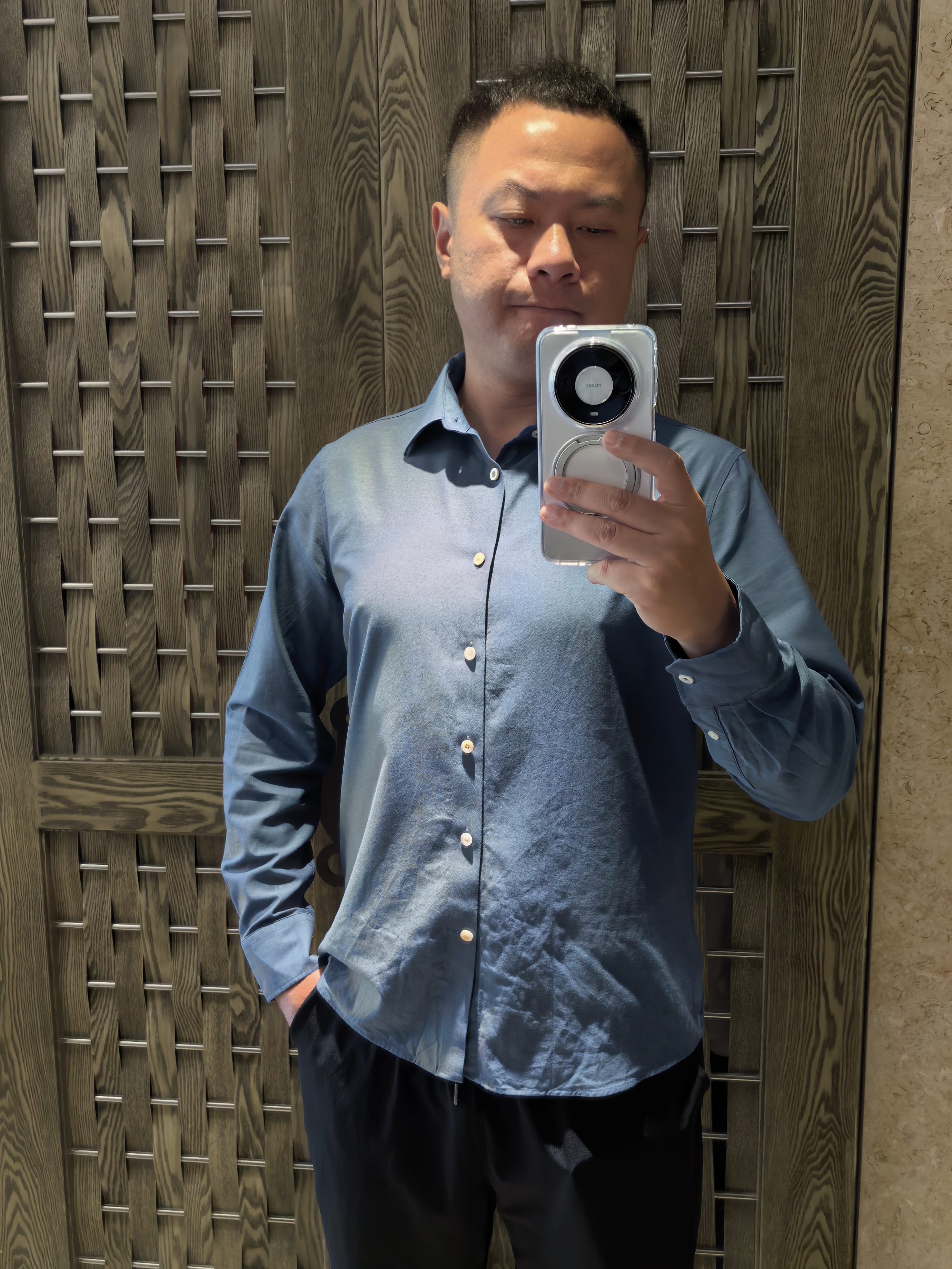 最近身材管理到位了[不愧是你]衬衫穿起来不错。走，去拍腾势N8。 ​​​