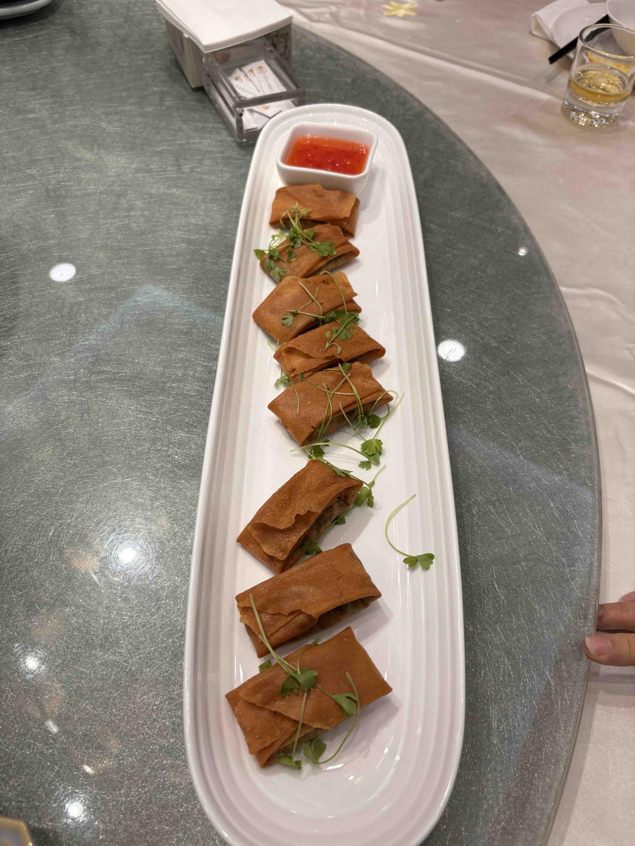 为什么说同样的东西，在不同的地方显示出来的价值就不一样了？

昨天在一个高档酒楼