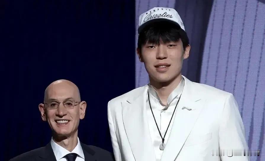 杨瀚森首轮第16顺位被开拓者选中，成为第三位首轮被选中的中国球员，那么杨瀚森16