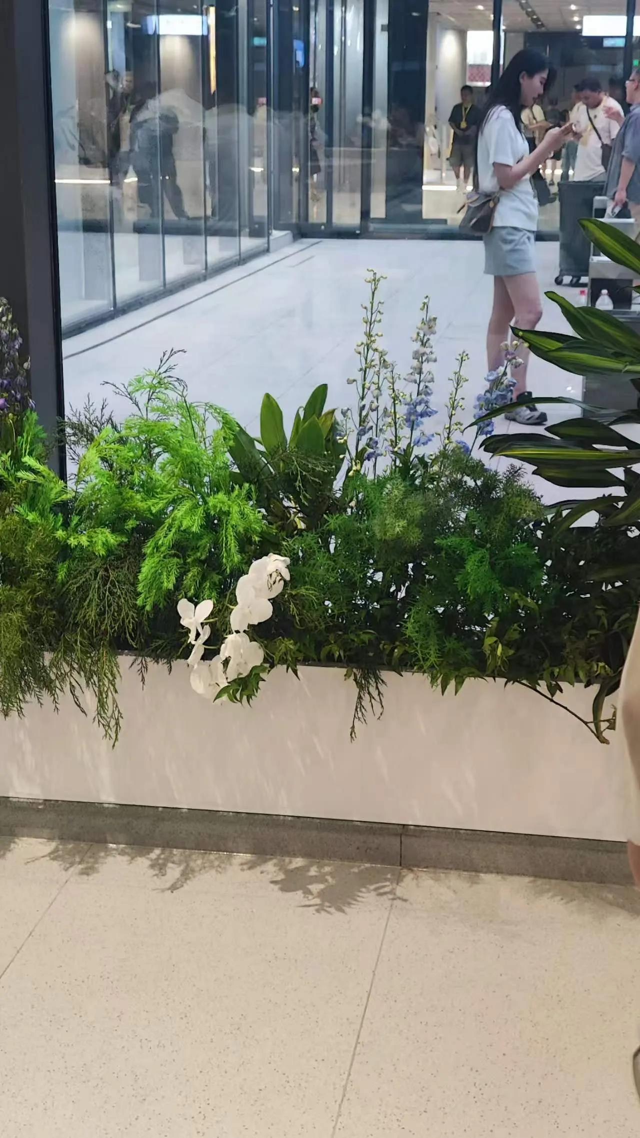 你能想象在众多人面前狠狠地直直地撞上玻璃的尴尬吗？长沙七彩盒子场馆里的吸烟区，一