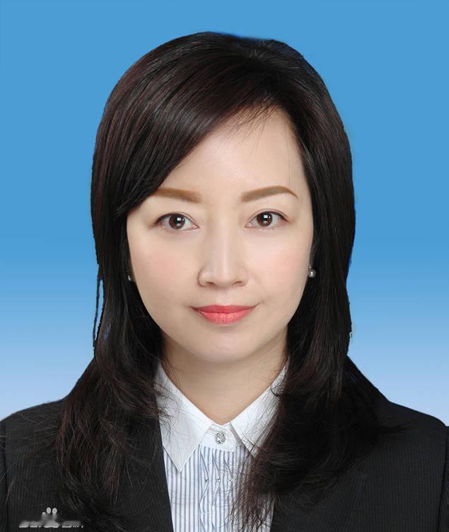 陈枢、戴璐接连因不雅信息曝光被查，舆论未息，秦玲玲的名字又冲上热搜。三位“美女干