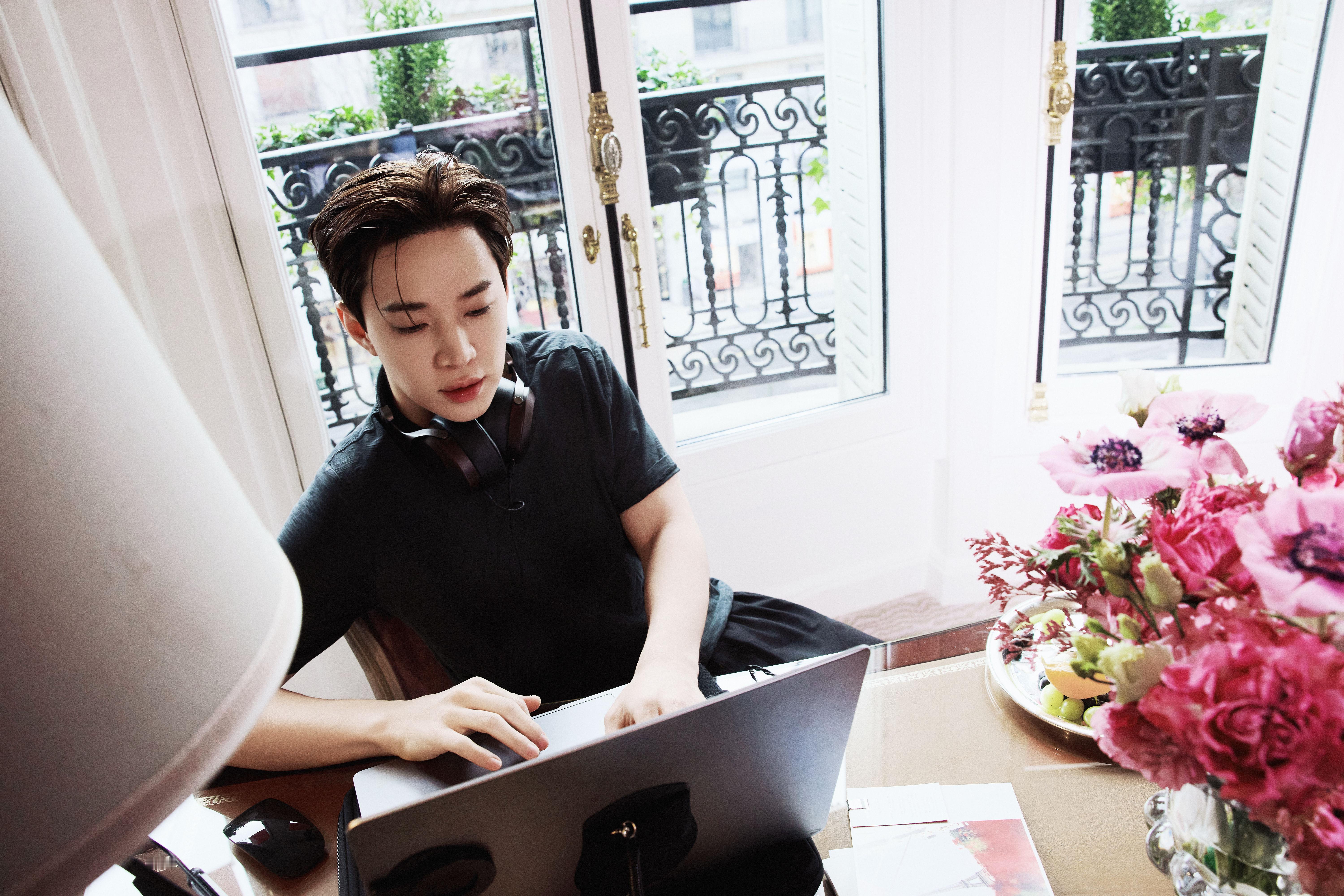 刘宪华起床后这段是我能看的吗 哎呀妈呀，刘宪华起床后也太可爱了，被子没叠，发型有