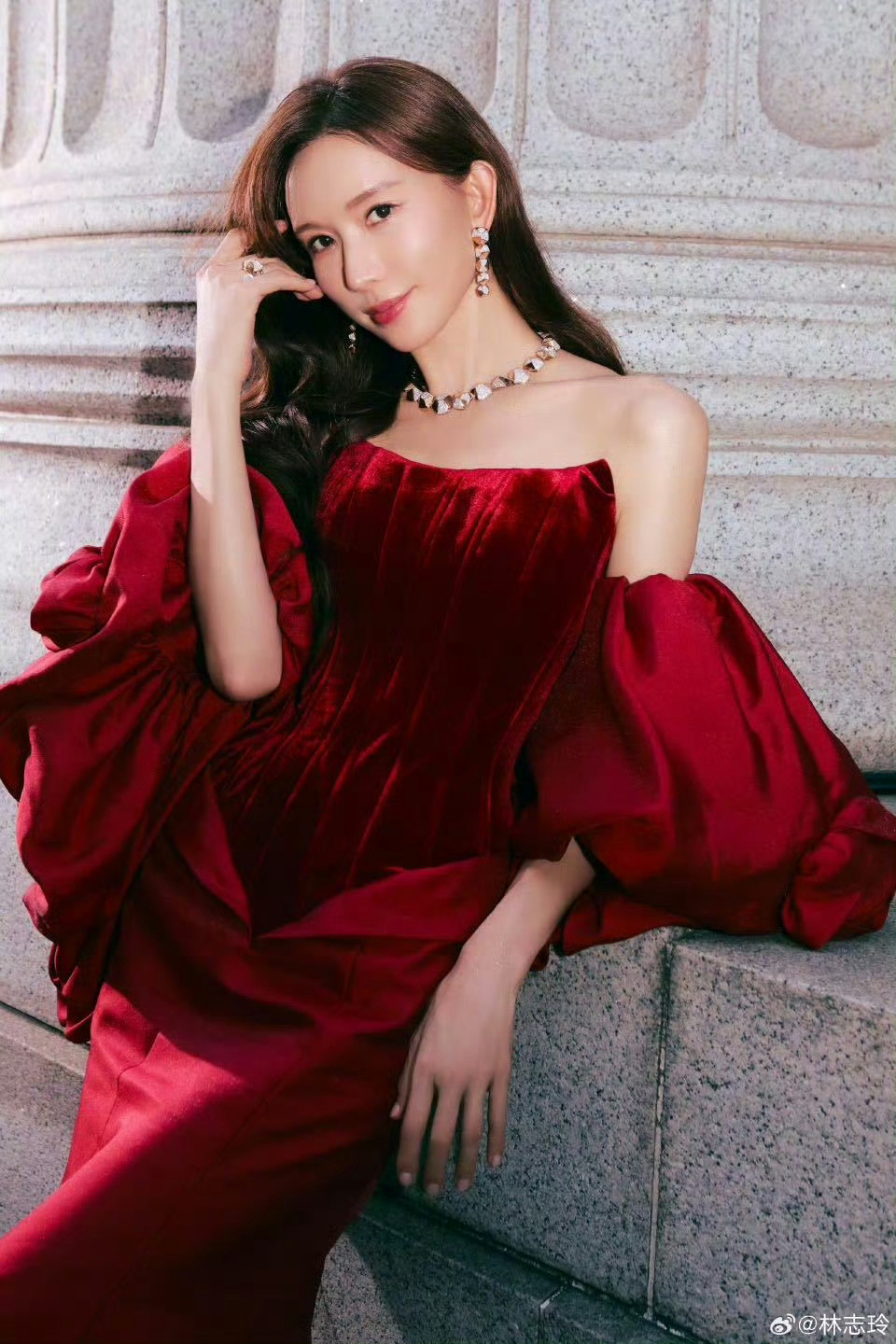 网友评林志玲面相变了志玲姐姐的状态真让人服气，时间在她脸上留下的是优雅气质。骨相