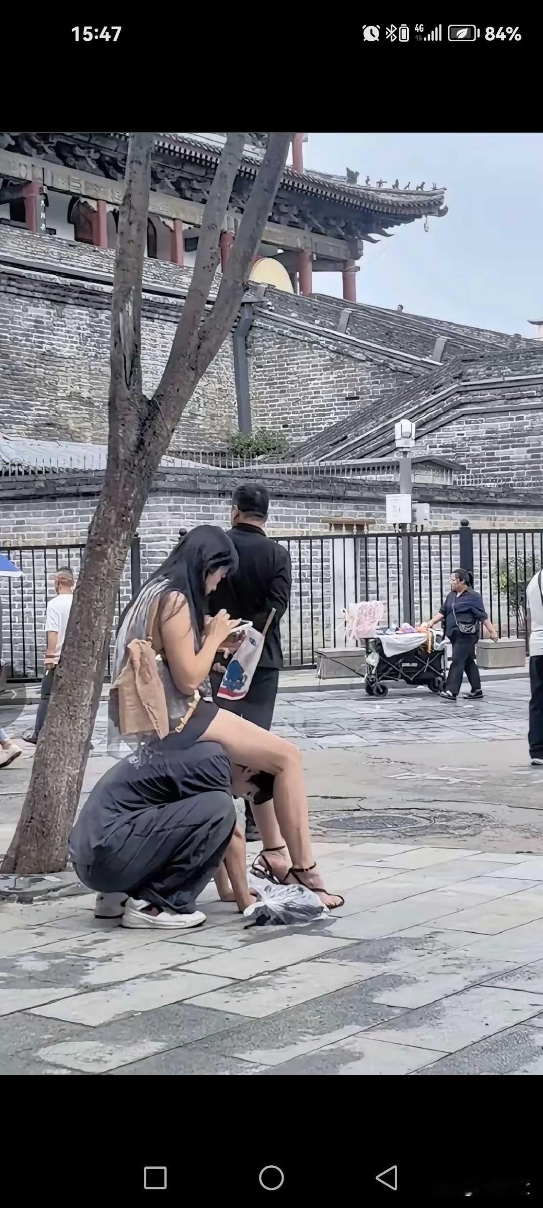 这是谁家养的女儿？
有点过分了。
如果我是男孩母亲非上前扇她两耳光。

如果下面