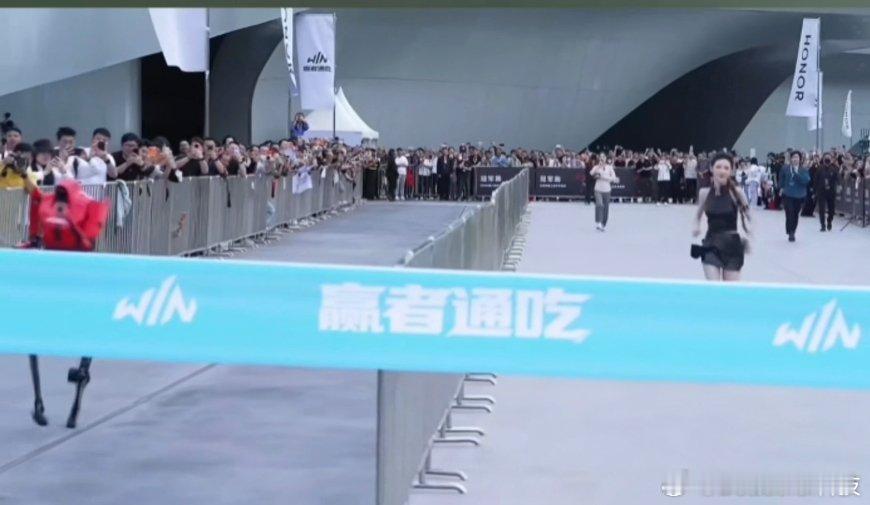 张予曦和荣耀闪电百米赛跑哈哈哈，张予曦好美，看得出来很努力了！起跑初期张予曦一度