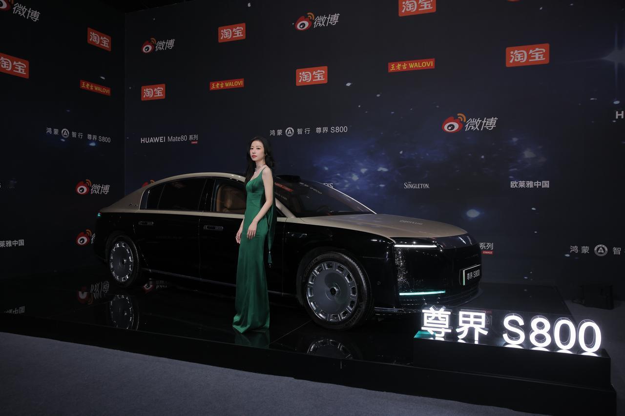 在微博之夜的传播语境中，尊界S800超越了传统展车功能，演变为一种新型社交新宠。