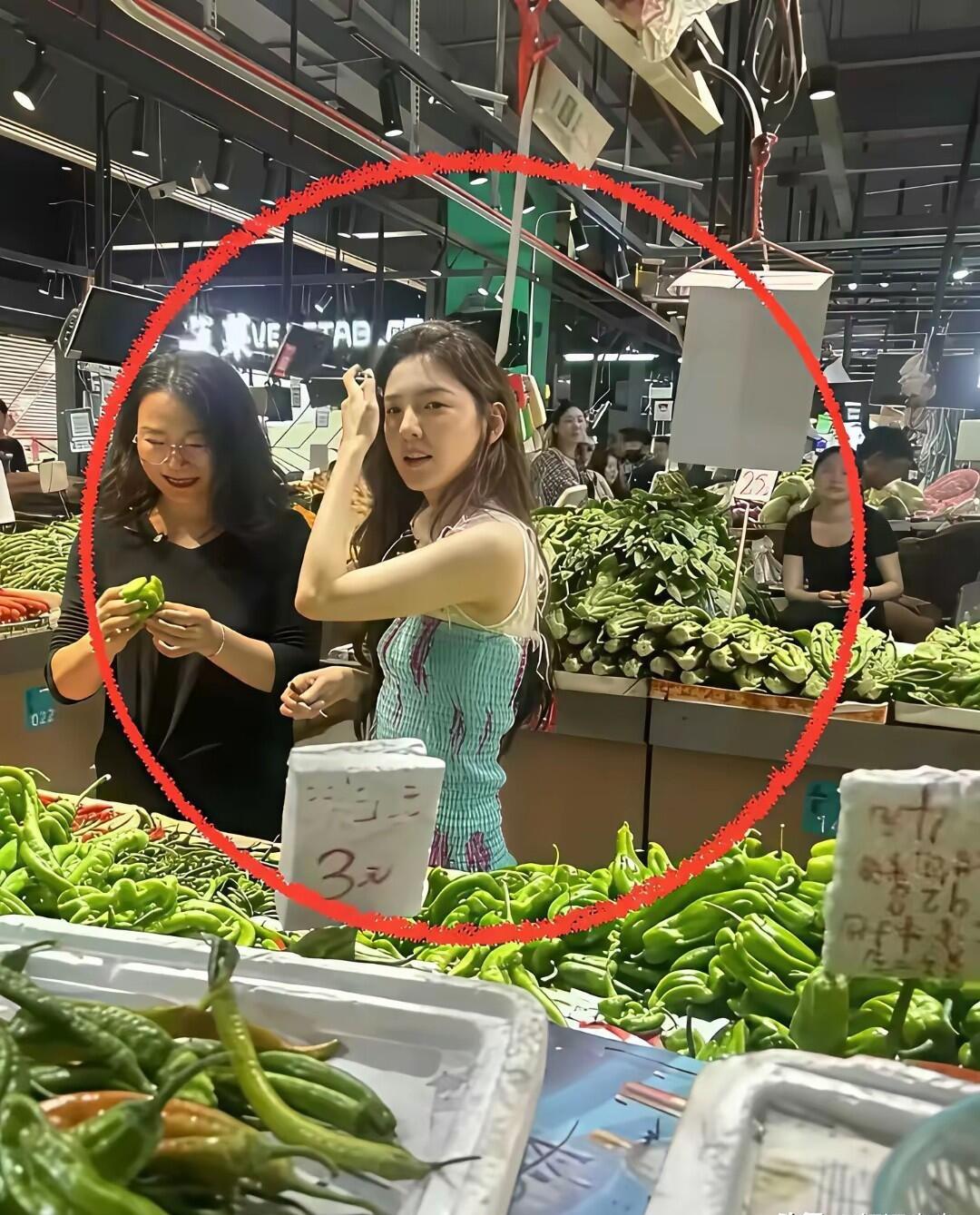这位女明星好低调啊，原来她也买菜回家自己做饭吃。穿搭休闲，约上好朋友一起逛菜市场