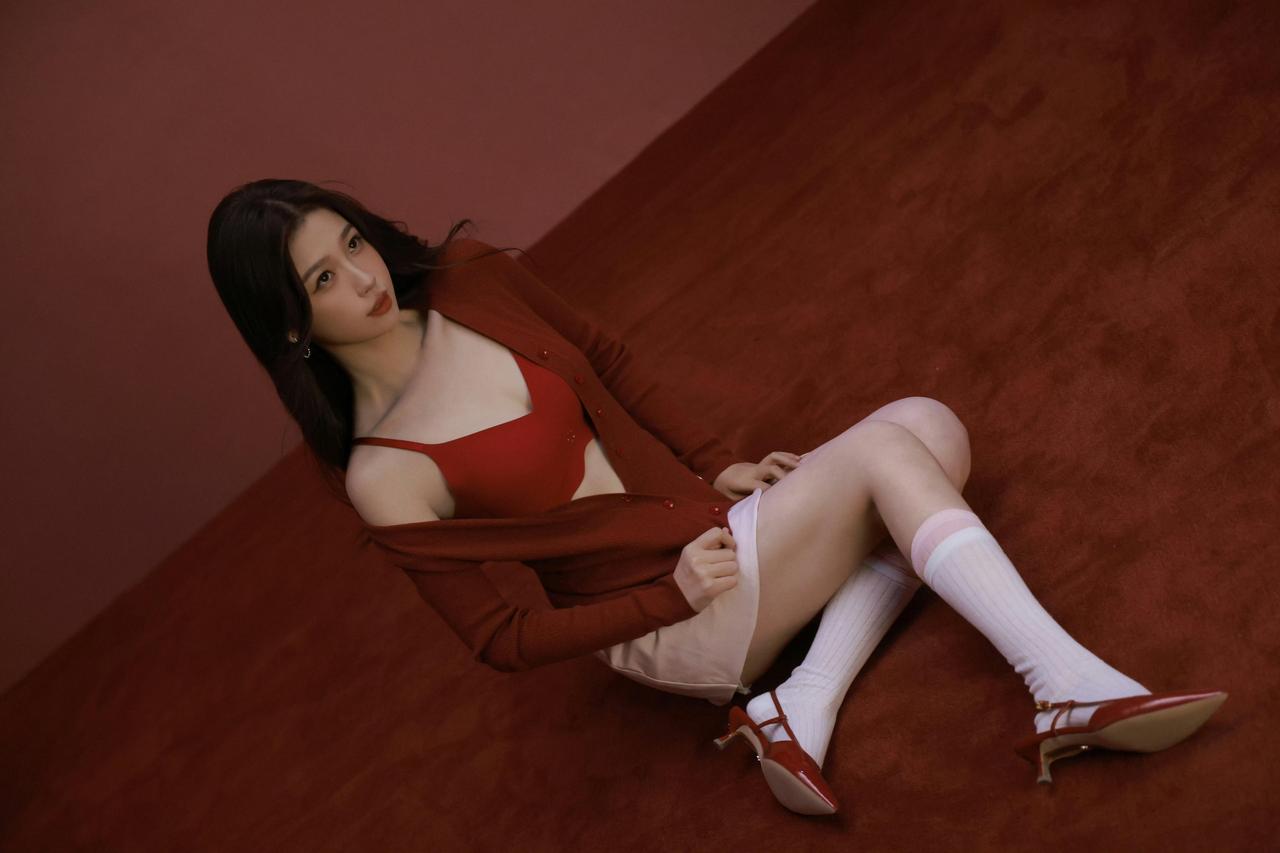 虞书欣
红绒毯接住了光的碎影
酒红针织衫滑过肩线
像把半盏春夜
披在锁骨的起伏里