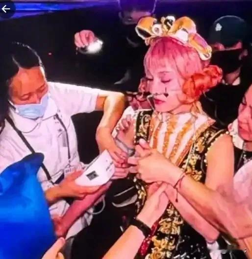 对不起，请给我3分钟[伤心]张韶涵演唱会心脏突发不适‼️
张韶涵在成都演唱会中突
