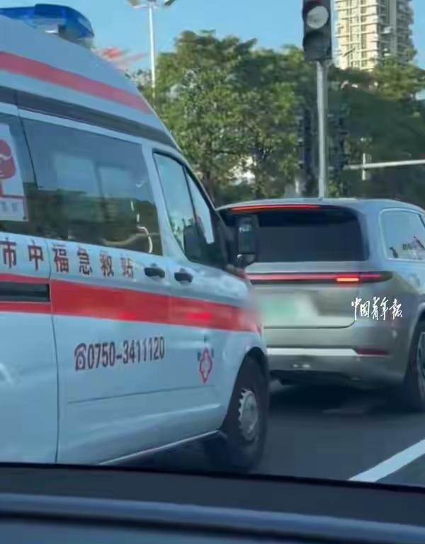 珠海一小车在路口拒不礼让救护车，交警依法处罚。
近日，广东珠海市发生一起引人关注