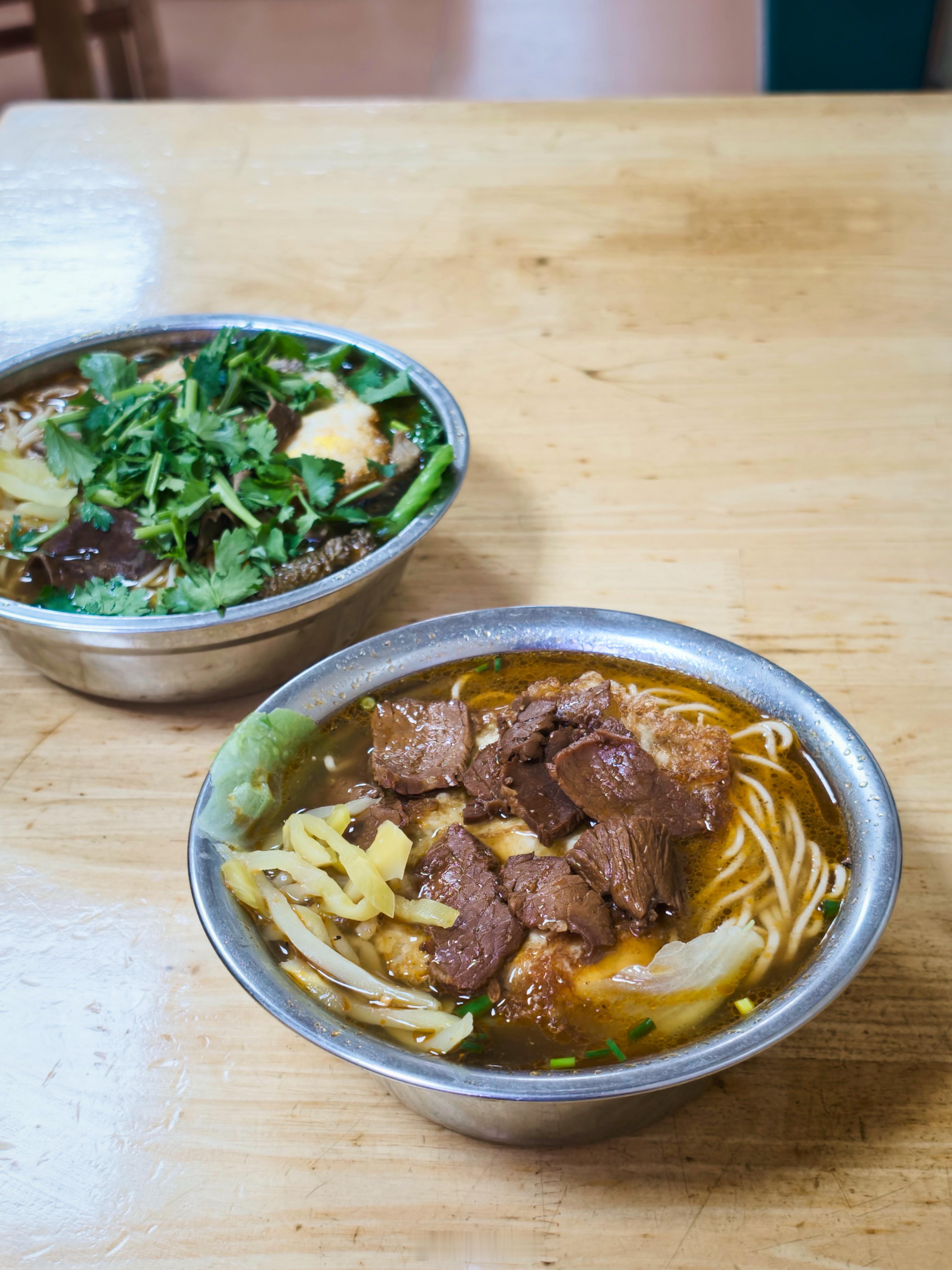 两家老牌深夜拉面馆单看拉面怎么不算清淡饮食呢哈哈哈哈哈哈！一条路两家朝阳路拉面有