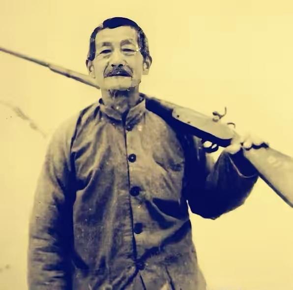 1945年4月28日，河南西峡县伏岭村，60岁的老农吕永太正像往常一样在地里干农