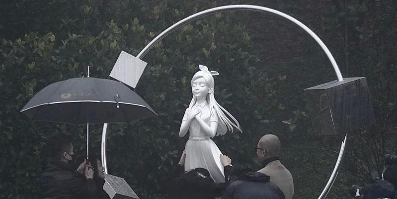 具俊晔为大S设计的雕像揭幕了👇（隔着好远都能看到S妈和小S哭泣的表情）（图六：