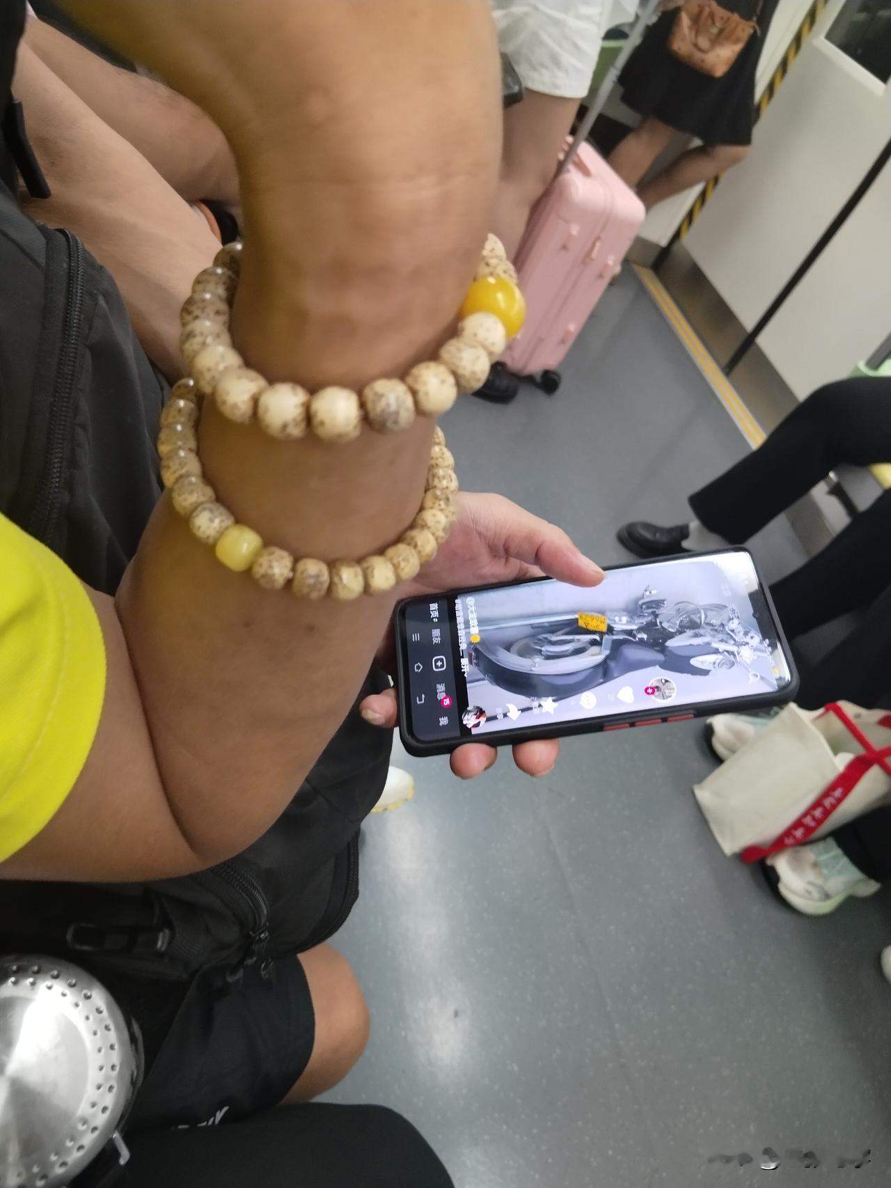 什么时候才发现自己老呢？就是当你觉得对戏剧或者是对盘串子感觉有点意思的时候，那就