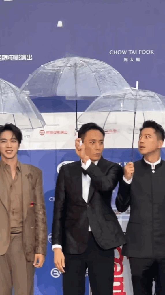 娱乐圈的事谁能看懂？
刘烨我看了也心酸，听说才 48，参加节目就这么没地位，不受