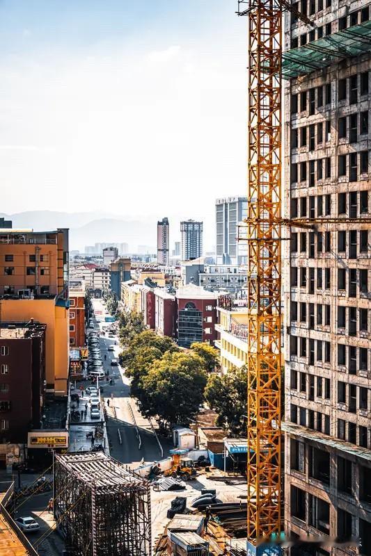 呼和浩特楼市2025年又阴跌了一年。
呼和浩特楼市今年的小阳春也不是很热，所以在