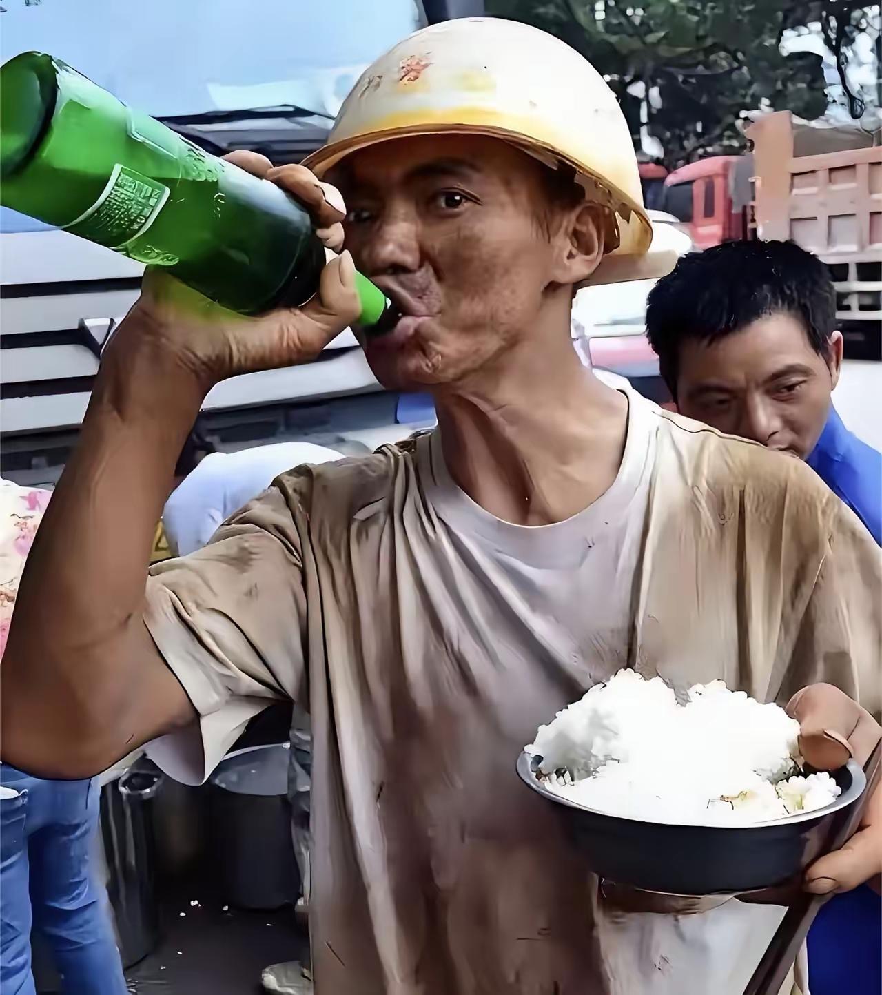 同事说他老婆这两天都是凌晨三四点就醒了，为什么？因为前两天教师节开表彰大会，说是