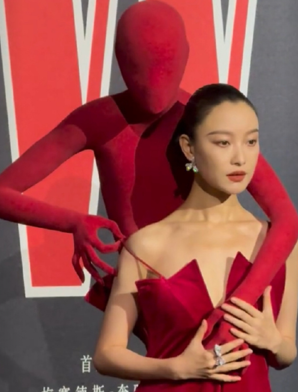 倪妮红毯造型好大胆倪妮背了个人走红毯 姐太艺术了！美！ ​​​