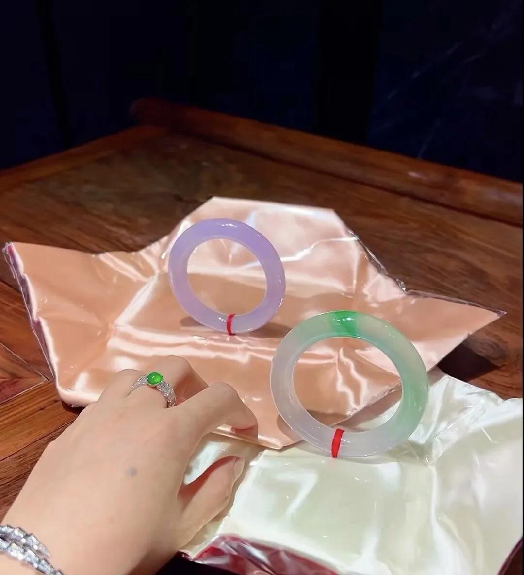 当下的翡翠价格到底是涨还是跌?翡翠到底涨没涨？一句话：富人的欢乐谷，平民的修罗场