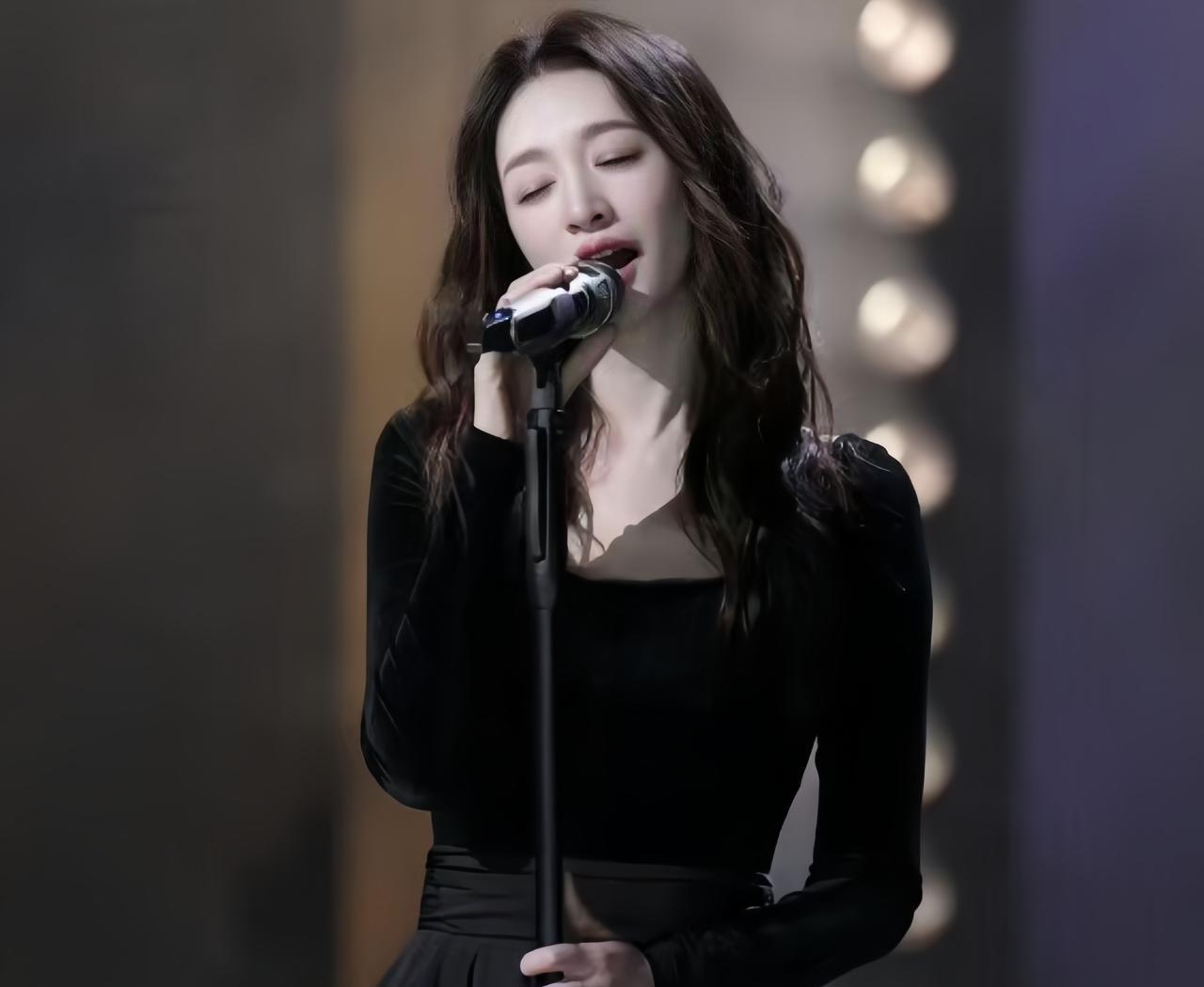 李小冉穿了条299块的裙子，店家连夜把价格改成了399。
粉丝跑到她小红书底下