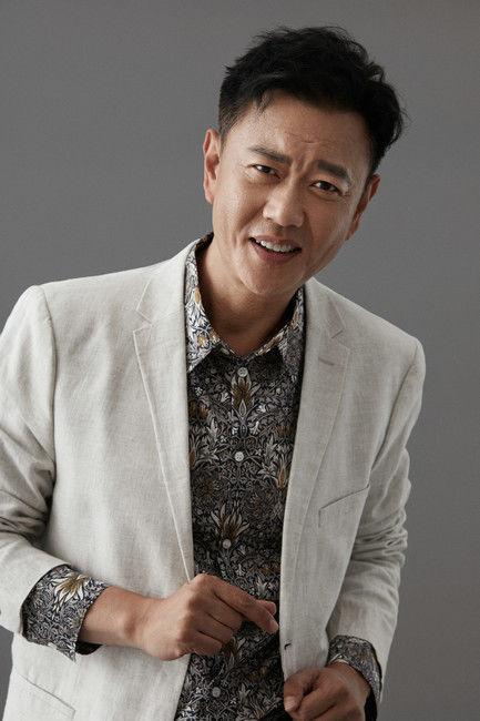 一个“苏见仁”让他彻底火了，
60后的冯嘉怡长得真是年轻，
说他40多岁也不为过