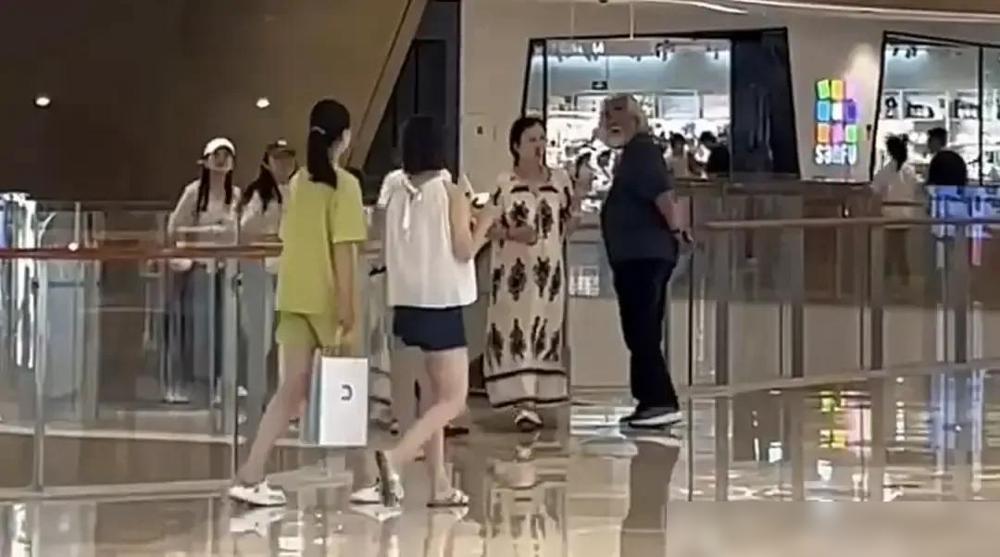 张纪中两口子拖着行李箱在候机厅挑了最显眼的一排椅子坐下，老爷子还特意把帽子扶正，