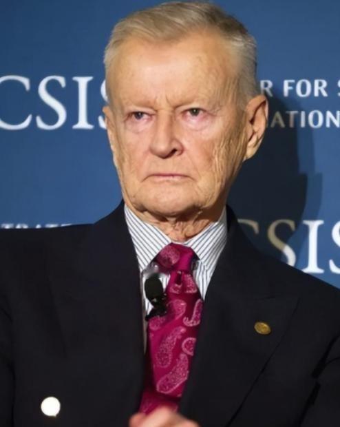 美国一个顶尖的战略大师，晚年翻来覆去就一句话：我们犯了个天大的战略错误，就是在2