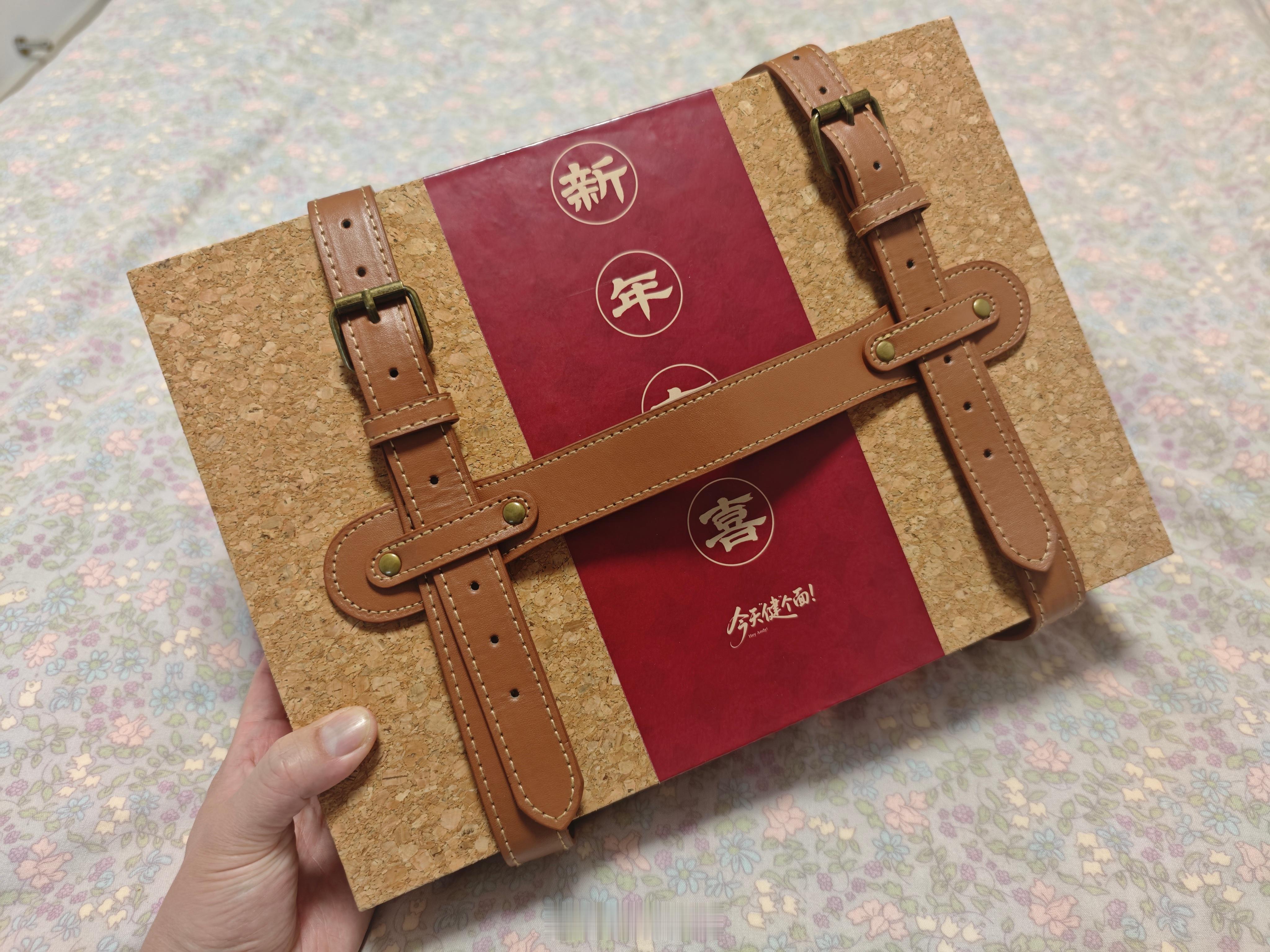 感谢蔚来南京区健哥送的新年礼盒，这个包装很特别啊，大家帮我想想，外面这个皮带能做