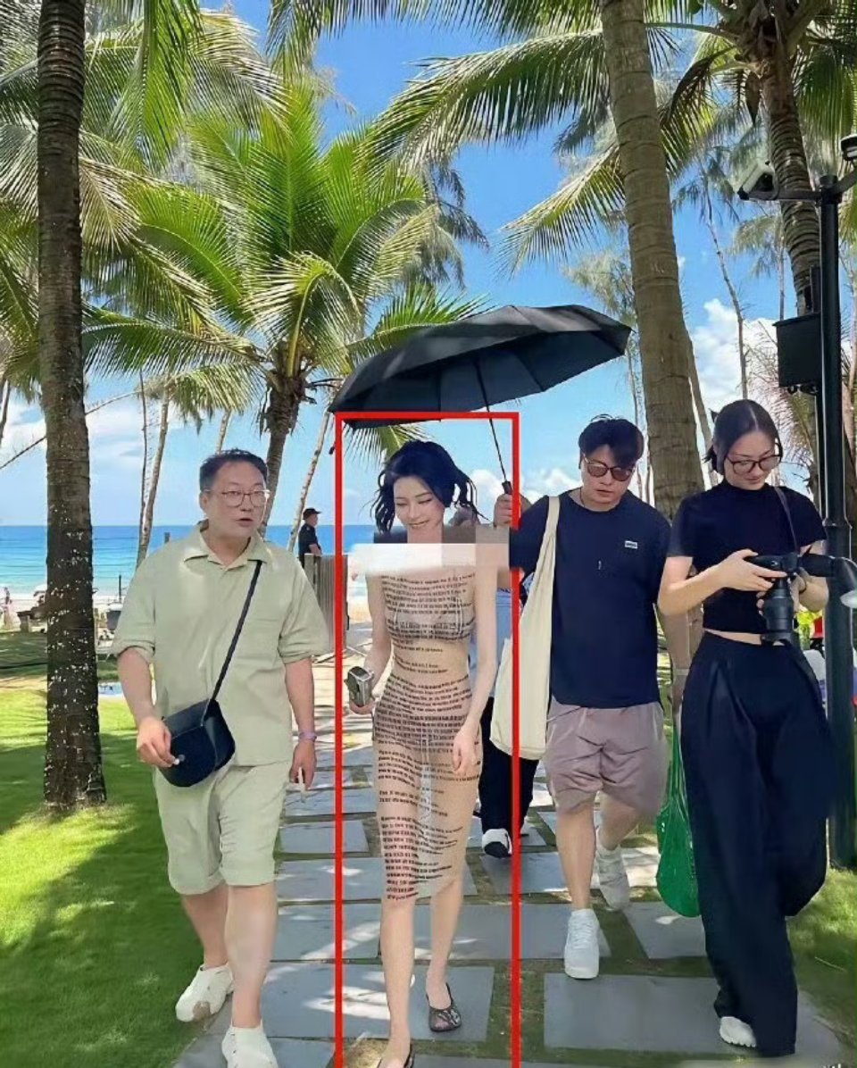 易梦玲这身穿搭引热议，独特风格超吸睛。有人好奇她咋想，这般搭配，她自己真不觉得尴